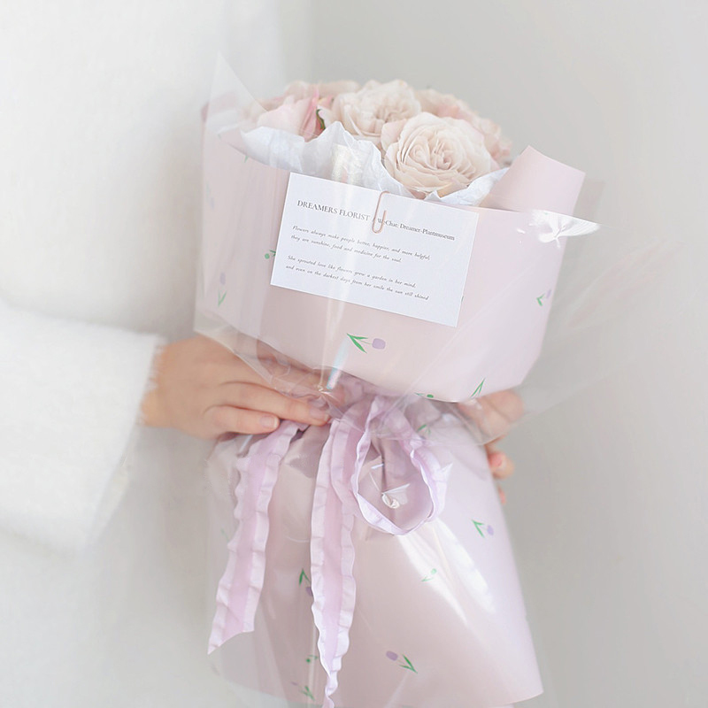 Kertas kado buket tebal dengan tulisan artistik