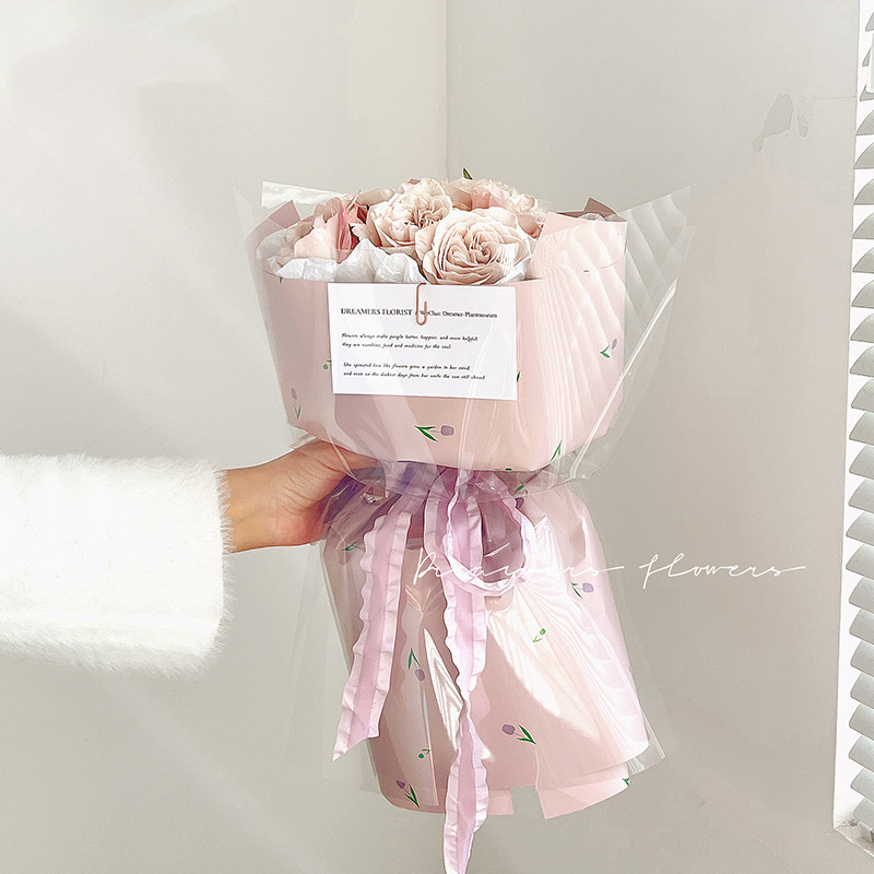 Kertas kado buket tebal dengan tulisan artistik