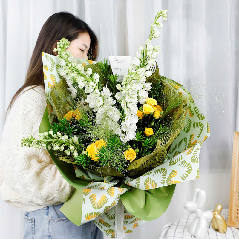 Enam buah kertas kado bunga bermotif daun berwarna cerah
