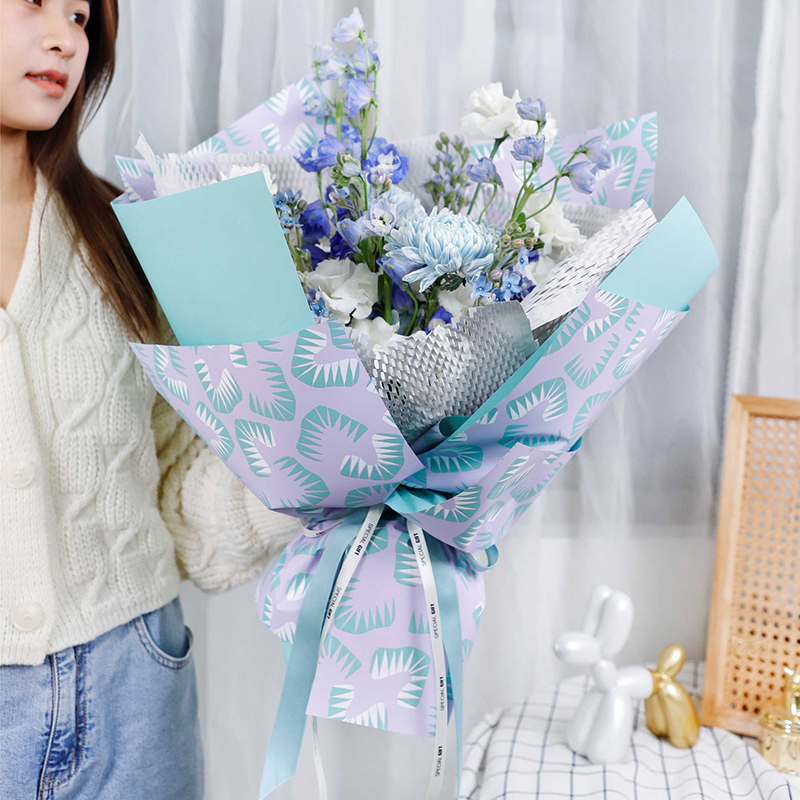 Enam buah kertas kado bunga bermotif daun berwarna cerah
